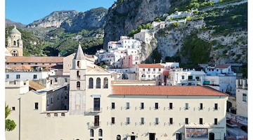 Amalfi, Comune sospende montaggio stabilimento a Santa Croce: obbligo di messa in sicurezza e divieto d’accesso