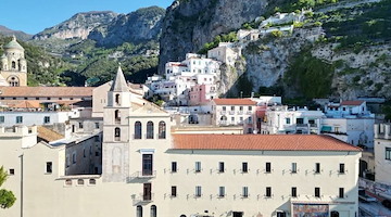 Amalfi, concluso il restauro della facciata di Palazzo San Benedetto