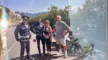 Amalfi: multato per aver violato targhe alterne, ringrazia gli agenti e chiede una foto ricordo