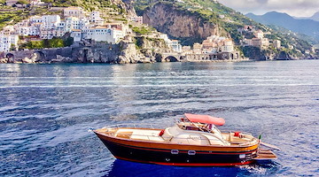 Apre a Maiori “Amalfi in Style” di Natalie Rosa Santelia: tour esclusivi in barca e servizi turistici personalizzati