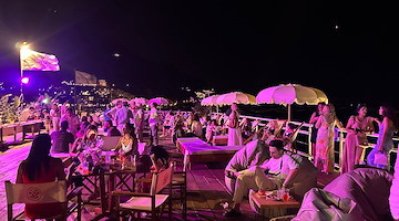 Apre a Maiori il “Bonsai Beach”: il solarium comunale si trasforma in beach club con musica e cene spettacolo