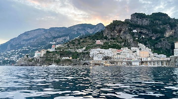 Atrani accende l'estate: ecco il programma di eventi tra musica, ironia e tradizione sotto le stelle