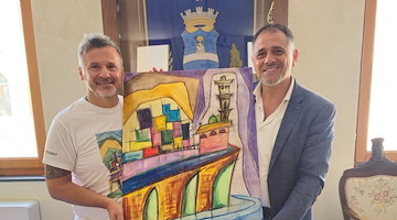 Atrani, il quadro che ha ispirato le maglie “Numero U” entra in Comune