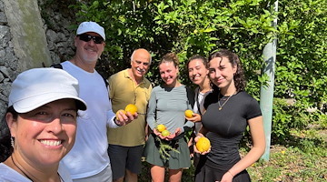 Atrani, insalata di limone conquista turisti canadesi al Santuario di Santa Maria del Bando