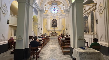Atrani, torna la luce nella Chiesa del Monastero: la comunità festeggia il ripristino dell’elettricità