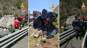 Auto si ribalta oltre il guard rail: ferite quattro persone 