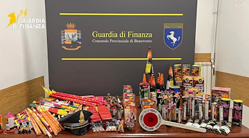 Benevento, maxi sequestro della Guardia di Finanza: 40mila articoli non sicuri e 11 chili di fuochi pirotecnici