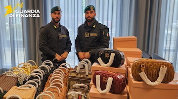 Blitz contro la contraffazione a Pisa: sequestrati 55mila articoli falsi di marchi top