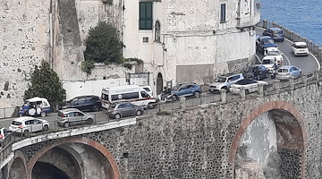 Bollino nero in Costiera Amalfitana, ad Atrani ambulanza fa slalom nel traffico /foto
