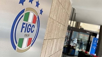 Calcio, Serie B nel caos: la Salernitana presenta ricorso al TFN e rischia di bloccare gli spareggi