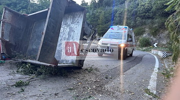 Camion si ribalta a Maiori: traffico paralizzato, ferito un 60enne