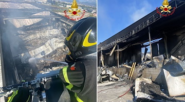 Caseificio distrutto da incendio a Battipaglia, continua l'opera di spegnimento delle fiamme 