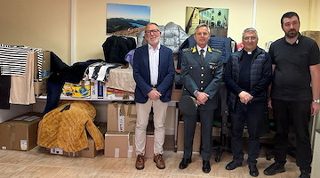Caserta, la Guardia di Finanza dona oltre 1000 abiti sequestrati a Caritas e Ordine di Malta