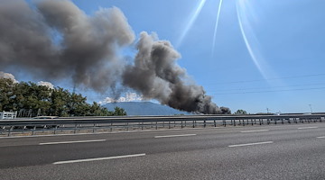 Castellammare di Stabia, incendio in un deposito rottami: nube tossica visibile a chilometri di distanza
