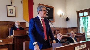 Cava, caos in Consiglio comunale: bocciata la modifica dello Statuto dell’ASCCCA. Servalli chiede scusa alla Costiera Amalfitana