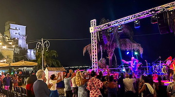 Cetara, doppio appuntamento con “Spettacoli al Borgo”: concerto bandistico e comicità in musica