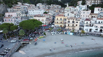 Cetara si accende di passione per le auto d’epoca: in centinaia per le Fiat 500