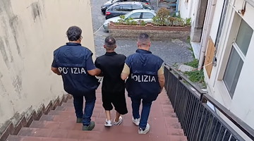 Cinque furti in un mese: arrestato il ladro seriale dei negozi salernitani. Colpi anche a Vietri e Cetara