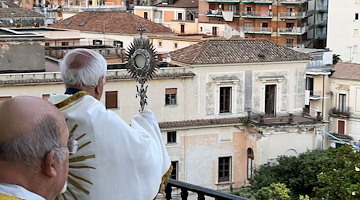 Corpus Domini: come nasce la festa che porta la Chiesa in processione dietro all’Eucaristia