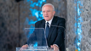 De Luca scrive a Fedriga per rinvio elezioni regionali. Iannone (FdI): «È più attaccato alla poltrona che alla vita»