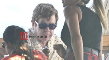 Elton John tra la Costa d'Amalfi e la Penisola Sorrentina: la popstar avvistata al ristorante "Lo Scoglio"