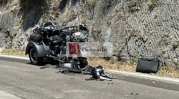 Erchie, moto finisce contro la parete rocciosa: feriti guidatore e passeggero