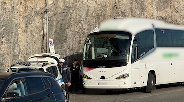 Fermato a Maiori autobus di 12,5 metri: sanzionato il conducente /foto