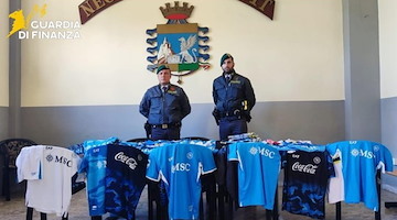 Festa scudetto, ma con merce contraffatta: sequestrati oltre 20mila articoli falsi del Napoli