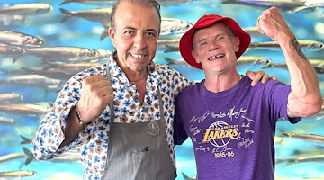 Flea dei Red Hot Chili Peppers in Costiera Amalfitana: tappa di gusto al ristorante “Marina Grande”
