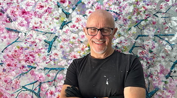 “Full of life”: a Capri fioriture, luce e bellezza nell’Hanami pittorico di Sannino