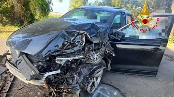 Grave incidente ad Agropoli che ha coinvolto un'intera famiglia: l'auto finisce contro un albero /foto