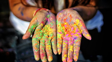 Holi Colors al Fiordo di Furore: il 27 luglio la festa dell'estate tra mare, musica e magia