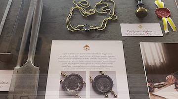 Il Sigillo del Conclave di Papa Leone XIV a Salerno: presentata la mostra “I Sigilli dei Papi”