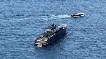 Il superyacht SAN incanta Amalfi: ormeggiato davanti all’Hotel Santa Caterina