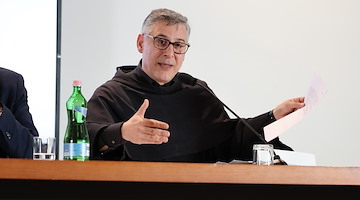 “In Cammino tra Arte e Fede”: la Costiera Amalfitana protagonista su Rai3 con Padre Enzo Fortunato