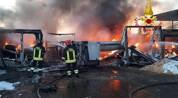Incendio a Bellizzi: in fiamme un deposito di container con pneumatici e oli