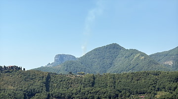 Incendio a Ravello, elicottero in azione sul crinale di Montalto