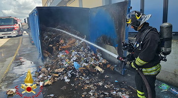 Incendio a supermercato di Pontecagnano: in fiamme il compattatore dei cartoni