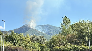 Incendio divampa tra Tramonti e Corbara: colonna di fumo visibile a chilometri di distanza 