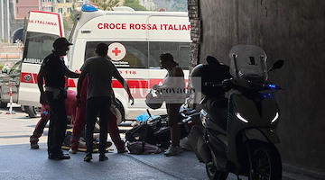 Incidente ad Amalfi: moto tampona Maserati Levante. Ferito il centauro