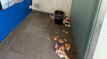 Inciviltà ad Amalfi: area bancomat trasformata in discarica