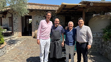 John Elkann torna a Scala: pranzo tipico alla Trattoria Da Lorenzo prima del Ferrari World Premiere