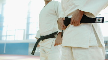 Karate in riva al mare: ad Atrani il “Magma Costa d’Amalfi” esalta tecnica, spirito e bellezza