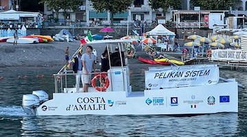 La Costiera Amalfitana difende il suo mare: in azione il Pelikan System, l'unità navale antinquinamento 