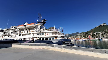 La Hebridean Sky attracca al Porto di Salerno: turisti in visita alla Costiera Amalfitana