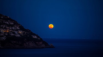 La “Luna dei Fiori” diventa una Microluna: il fascino discreto del plenilunio di maggio