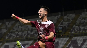 La Salernitana conquista una vittoria di rigore contro il Siracusa, ma che fatica!