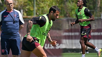 La Salernitana continua ad allenarsi, ma il futuro è avvolto nell'incertezza e nella confusione