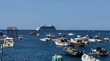 La “Seven Seas Splendor” approda a Maiori: lusso e sostenibilità in Costiera Amalfitana