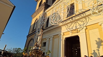 La statua di Sant’Antonino accolta ad Arola: iniziato il pellegrinaggio commemorativo del Patrono di Sorrento